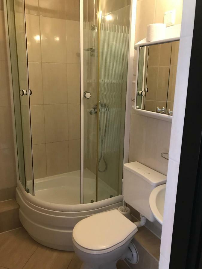 Dreibettzimmer mit Stadtblick