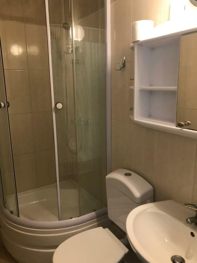 Dreibettzimmer mit Stadtblick